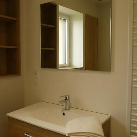 A 100m Du Virage D'arnage- Circuit Des 24h Du Mans - 6 Personnes Arnage