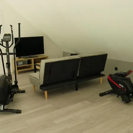 A 100m Du Virage D'arnage- Circuit Des 24h Du Mans - 6 Personnes Arnage