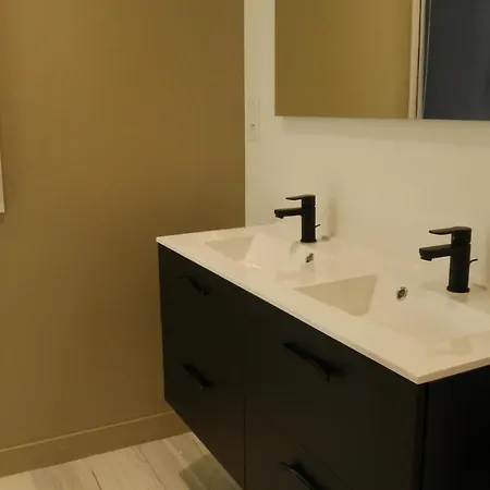 A 100m Du Virage D'arnage- Circuit Des 24h Du Mans - 6 Personnes Vila